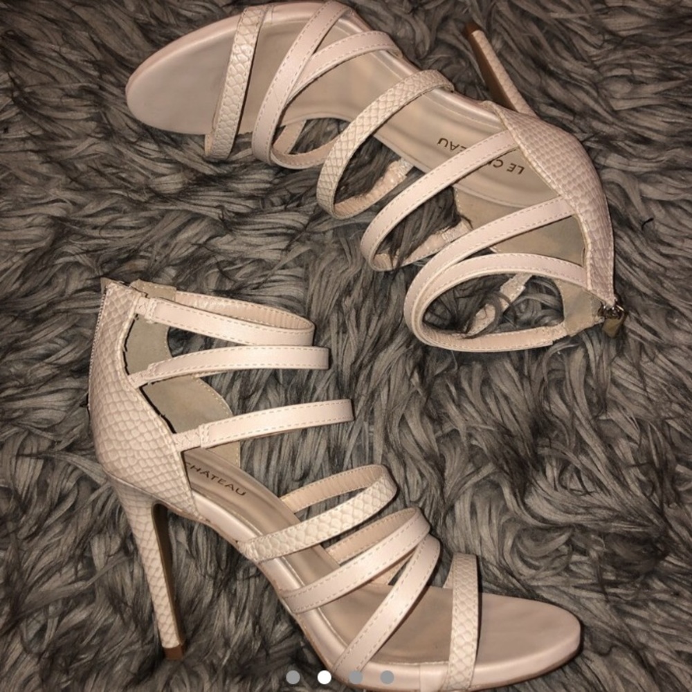 LE CHATEAU nude heels
